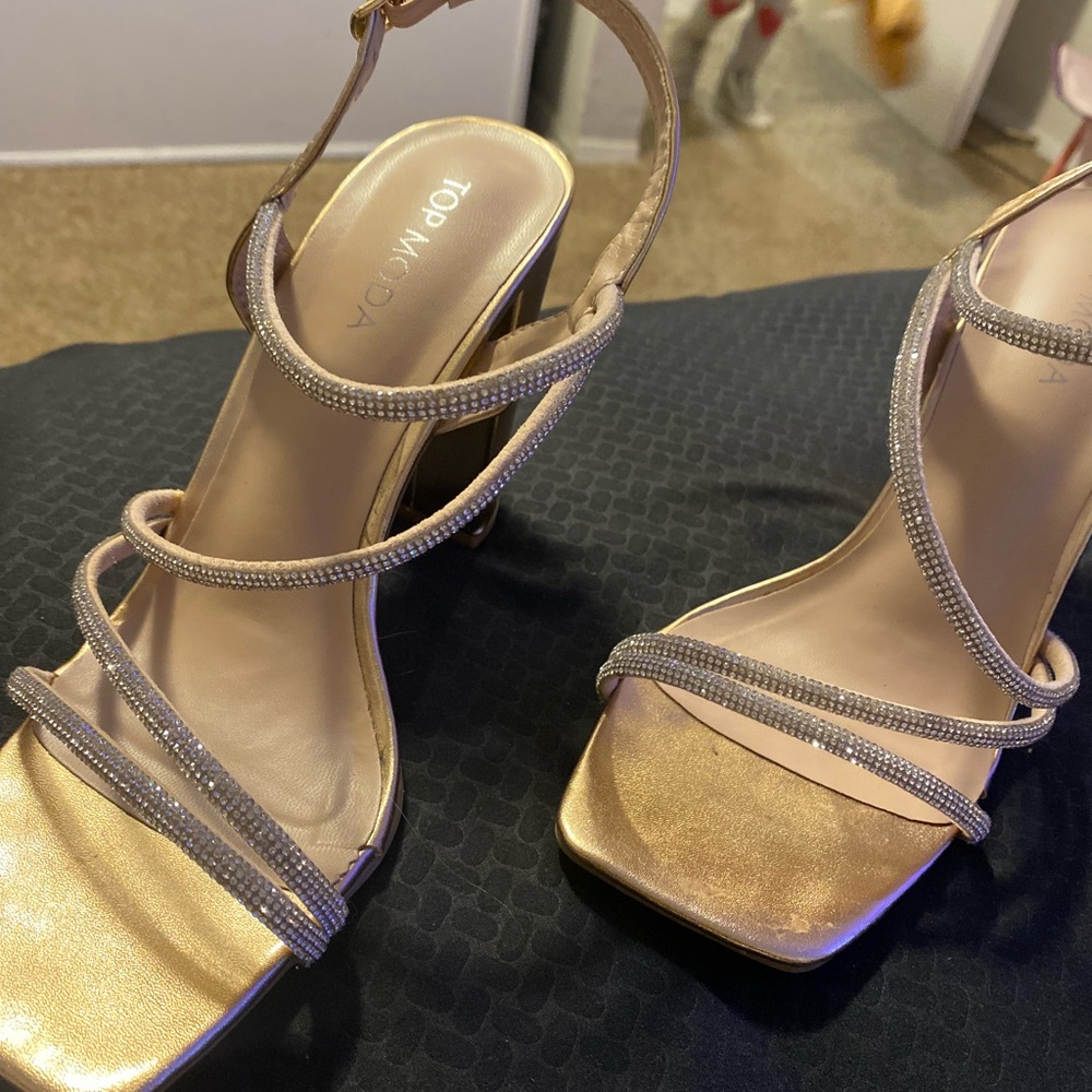 Beautiful rhinestone heels size 7!